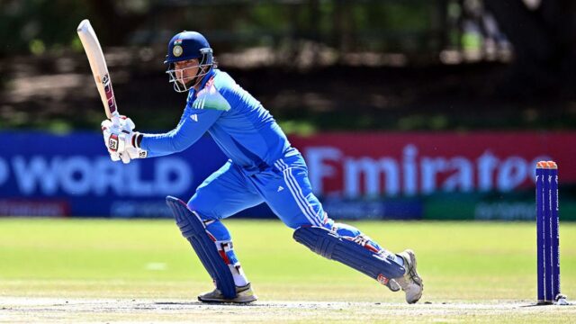 Vaibhav Suryavanshi e Ayush Mhatre caem em uma durante a partida da Copa do Mundo Sub-19 entre Índia e Paquistão
