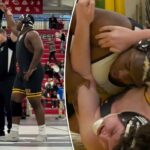 Dois lutadores lutando em um tatame, um com uniforme branco e preto e outro com uniforme preto e amarelo.