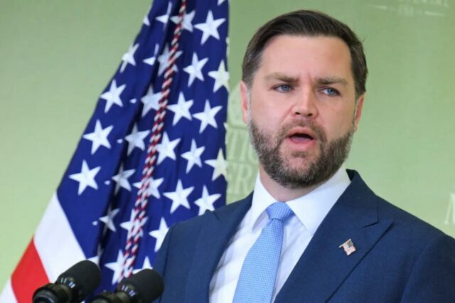 O vice-presidente dos EUA, JD Vance, falando durante a reunião ministerial de minerais críticos.