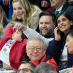 O legislador italiano Riccardo Magi, ao centro, mostra um cartaz exigindo que agentes de Imigração e Fiscalização Aduaneira (ICE) não sejam permitidos nas Olimpíadas de Milão Cortina durante um protesto organizado pelo partido de centro-esquerda +Europa em frente à Embaixada dos EUA em Roma, quinta-feira, 29 de janeiro de 2026. (AP Photo/Andrew Medichini)