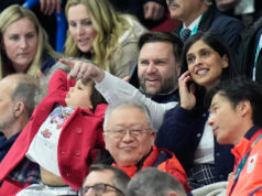 Vance faz o papel de turista enquanto os EUA são indiferentes nas Olimpíadas de Inverno O legislador italiano Riccardo Magi, ao centro, mostra um cartaz exigindo que agentes de Imigração e Fiscalização Aduaneira (ICE) não sejam permitidos nas Olimpíadas de Milão Cortina durante um protesto organizado pelo partido de centro-esquerda +Europa em frente à Embaixada dos EUA em Roma, quinta-feira, 29 de janeiro de 2026. (AP Photo/Andrew Medichini)