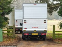 Vans de remoção desajeitadas levam os pertences de Andrew para a casa errada em Norfolk enquanto ele se adapta à vida longe dos olhos do público Motoristas confusos de van de remoção foram vistos levando os pertences de Andrew Mountbatten-Windsor para a casa errada em Norfolk na terça-feira