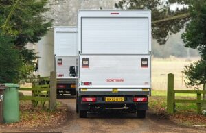 Vans de remoção desajeitadas levam os pertences de Andrew para a casa errada em Norfolk enquanto ele se adapta à vida longe dos olhos do público Motoristas confusos de van de remoção foram vistos levando os pertences de Andrew Mountbatten-Windsor para a casa errada em Norfolk na terça-feira