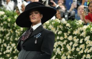 Veja a evolução do estilo selvagem do tapete vermelho de Rihanna ao longo das décadas Veja a evolução do estilo selvagem do tapete vermelho de Rihanna ao longo das décadas