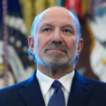 Veja o inepto chefe de comércio de Trump se contorcer por causa dos laços com Epstein