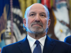 Veja o inepto chefe de comércio de Trump se contorcer por causa dos laços com Epstein Veja o inepto chefe de comércio de Trump se contorcer por causa dos laços com Epstein