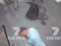 Veja o momento em que um homem é morto por uma cadeira durante uma briga selvagem em um clube de strip O homem foi atingido por uma cadeira do amigo depois que a dupla foi expulsa do clube