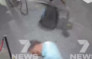 Veja o momento em que um homem é morto por uma cadeira durante uma briga selvagem em um clube de strip O homem foi atingido por uma cadeira do amigo depois que a dupla foi expulsa do clube