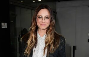 Vença o Jet Lap com a máscara facial K-Beauty de US $ 20 de Kaley Cuoco Vença o Jet Lap com a máscara facial K-Beauty de US $ 20 de Kaley Cuoco