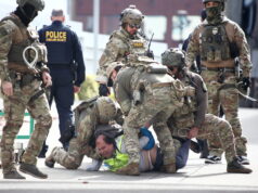 Venezuelanos fugiram de um grupo paramilitar violento – apenas para encontrar aqui a versão de Trump Uma pessoa levanta as mãos enquanto a polícia lança uma espessa cortina de gás lacrimogêneo na Avenida Nicollet, em Minneapolis, no sábado, 24 de janeiro de 2026. (Ben Hovland/Minnesota Public Radio via AP)