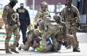 Venezuelanos fugiram de um grupo paramilitar violento – apenas para encontrar aqui a versão de Trump Uma pessoa levanta as mãos enquanto a polícia lança uma espessa cortina de gás lacrimogêneo na Avenida Nicollet, em Minneapolis, no sábado, 24 de janeiro de 2026. (Ben Hovland/Minnesota Public Radio via AP)