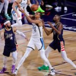 Victor Wembanyama, Jalen Brunson e Kevin Durant disputam um rebote durante o 75º jogo All-Star da NBA.