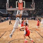 Victor Wembanyama enterrou a bola durante o All-Star Game em 15 de fevereiro.