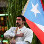 Vídeo: Bad Bunny termina o intervalo do Super Bowl apenas em espanhol com mensagem de imigração política