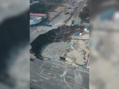 Vídeo CCTV captura momento em que buraco engole estrada em Xangai Vídeo CCTV captura momento em que buraco engole estrada em Xangai