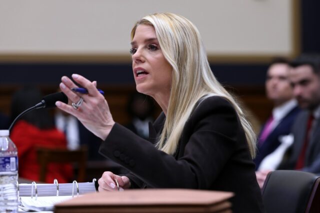 Vídeo de Pam Bondi ligando para advogado democrata 'lavado' sai online
