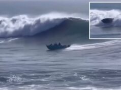 Vídeo dramático mostra família de seis pessoas sendo jogada para fora do barco após enfrentar uma onda enorme Vídeo dramático mostra família de seis pessoas sendo jogada para fora do barco após enfrentar uma onda enorme