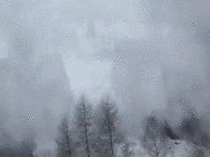 Vídeo mostra momento terrível em que avalanche atinge trem de passageiros perto de estação de esqui Vídeo mostra momento terrível em que avalanche atinge trem de passageiros perto de estação de esqui