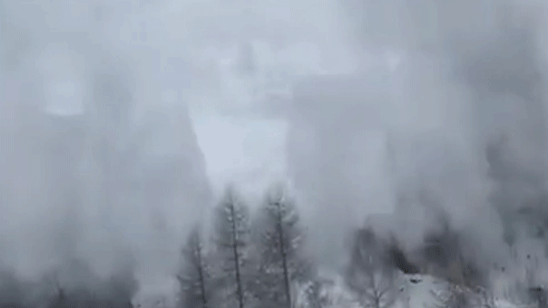 Vídeo mostra momento terrível em que avalanche atinge trem de Vídeo mostra momento terrível em que avalanche atinge trem de passageiros perto de estação de esqui