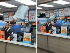 Vídeo viral mostra funcionários do Texas Whataburger espancando um cliente indisciplinado com uma lata de lixo e uma cesta de frituras após um suposto ataque de bêbado Vídeo viral mostra funcionários do Texas Whataburger espancando um cliente indisciplinado com uma lata de lixo e uma cesta de frituras após um suposto ataque de bêbado