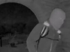 Vídeos mostram homem mascarado na porta da mãe sequestrada de âncora de TV dos EUA Vídeos mostram homem mascarado na porta da mãe sequestrada de âncora de TV dos EUA