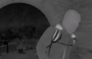 Vídeos mostram homem mascarado na porta da mãe sequestrada de âncora de TV dos EUA Vídeos mostram homem mascarado na porta da mãe sequestrada de âncora de TV dos EUA