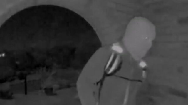 Vídeos mostram homem mascarado na porta da mãe sequestrada de âncora de TV dos EUA
