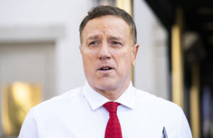 Você não vai acreditar na defesa deste republicano do encobrimento de Epstein Você não vai acreditar na defesa deste republicano do encobrimento de Epstein