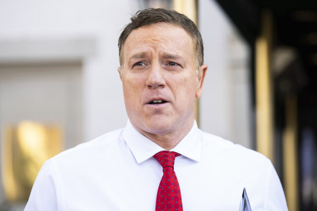 Você não vai acreditar na defesa deste republicano do encobrimento de Epstein
