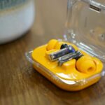 Uma pessoa segurando a capa do Nothing Ear 3