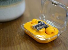 Você se esqueceu desses fones de ouvido Nothing. Agora é hora de lembrá-los Uma pessoa segurando a capa do Nothing Ear 3