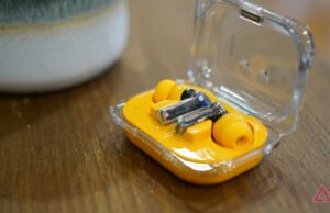 Você se esqueceu desses fones de ouvido Nothing. Agora é hora de lembrá-los Uma pessoa segurando a capa do Nothing Ear 3