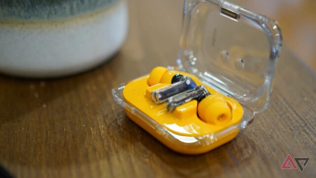 Uma pessoa segurando a capa do Nothing Ear 3