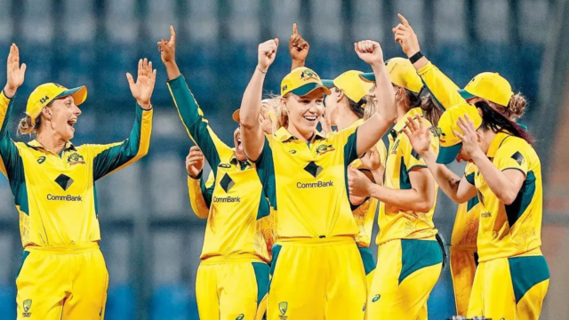 Voll estrela enquanto as mulheres australianas vencem a Índia por 19 corridas para o nível da série T20I
