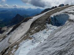 Vonn, Shiffrin e Brignone entre os esquiadores olímpicos expressando preocupação com o recuo das geleiras Uma vista do grupo montanhoso Cristallo é retratada nas Dolomitas, que já abrigou geleiras, vista da cidade-sede das Olimpíadas, Cortina d'Ampezzo, Itália, 7 de fevereiro de 2026 (AP Photo / Jennifer McDermott)