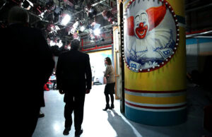 WGN-TV demite oito repórteres e âncoras na segunda-feira em redução massiva Yahoo news home