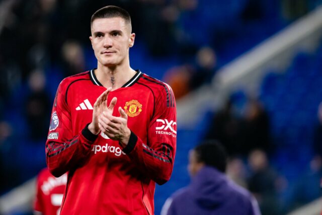 Wayne Rooney usa apenas três palavras para descrever Benjamin Sesko após a recente forma sob o comando de Michael Carrick
