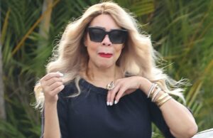 Wendy Williams parece inconsolável no funeral do pai 0217-Wendy-Williams-Pai-Funeral-SUB-1