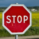 WhatsApp e Telegram bloqueados na Rússia | Sinal de parada octogonal mostrado