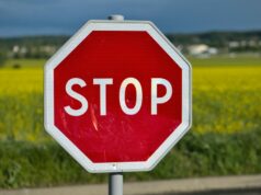 WhatsApp e Telegram bloqueados na Rússia porque Meta designou uma ‘organização extremista’ WhatsApp e Telegram bloqueados na Rússia | Sinal de parada octogonal mostrado