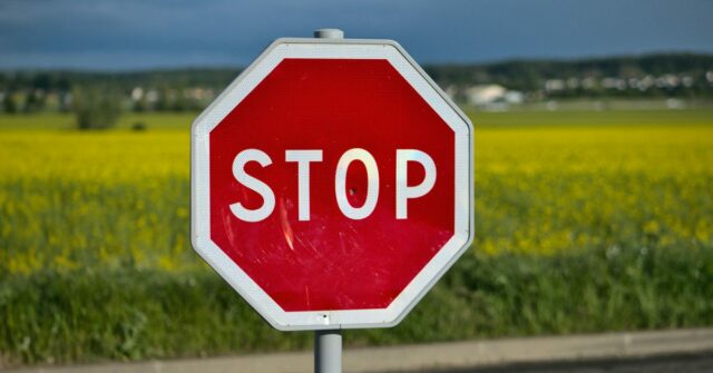 WhatsApp e Telegram bloqueados na Rússia | Sinal de parada octogonal mostrado