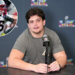 O tackle Will Campbell (66) do New England Patriots e o linebacker do Seattle Seahawks Derick Hall (50) trocam palavras enquanto um oficial os separa durante o Super Bowl 60.