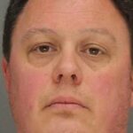 Homem do Tennessee é preso depois que a esposa encontra vídeos de uma babá adolescente nua em seu telefone