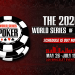 Cronograma do WSOP 2026 e detalhes do circuito anunciados. Gráfico promocional da World Series of Poker 2026 com um grande logotipo de ficha de pôquer à esquerda e texto em negrito à direita onde se lê “The 2026 World Series of Poker – Schedule Is Out Now!” com datas de 26 de maio a 15 de julho e “100 Bracelet Events” contra um fundo estampado vermelho com uma silhueta do horizonte de Las Vegas.
