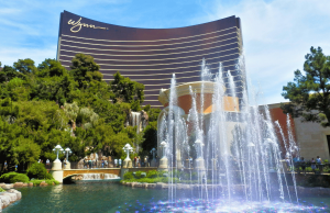 Wynn Resorts enfrenta ação coletiva federal por suposta violação massiva de dados Wynn Las Vegas multou US$ 5,5 milhões por Nevada por falhas no combate à lavagem de dinheiro. Imagem do Wynn Las Vegas com fonte na frente. Suposta violação do Wynn Resorts desencadeia ação coletiva federal