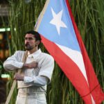 Bad Bunny se apresenta no Apple Music Halftime Show durante o NFL Super Bowl 60