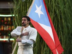 X luta enquanto o desempenho do Bad Bunny Halftime Show domina Bad Bunny se apresenta no Apple Music Halftime Show durante o NFL Super Bowl 60