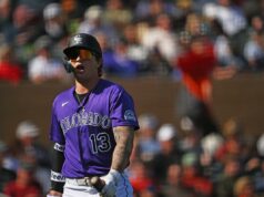 Zac Veen, dos Rockies, ganhou mais de 40 quilos depois de ficar sóbrio – e está esmagando a bola no treinamento de primavera Um jogador do Colorado Rockies correndo pelo campo durante um jogo.