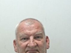 Zelador de escola pedófilo, 57 anos, que lançou uma série de ataques sexuais contra meninas é preso Stuart Williams, 57 anos, foi considerado culpado de 17 crimes sexuais e agora passará 12 anos na prisão