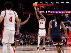 Zuby Ejiofor domina no OT para St. John’s enquanto a temporada do calibre All-American continua O atacante do St. John's Red Storm, Zuby Ejiofor (24), arremessa de três pontos.